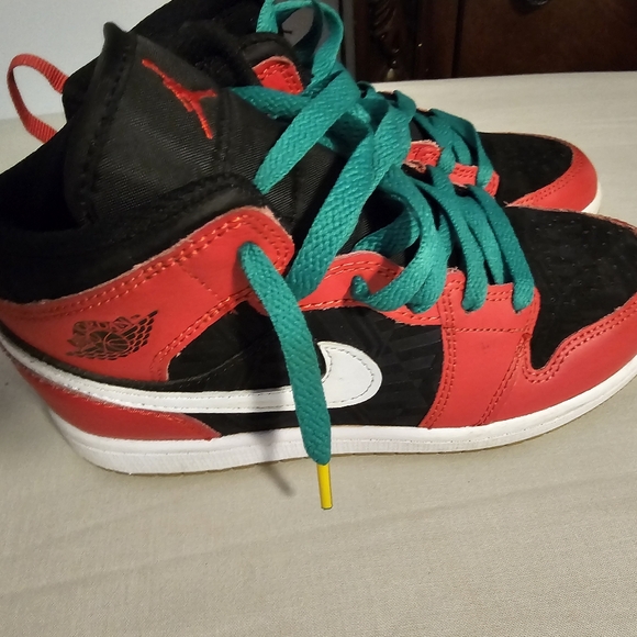 Air Jordan 1 Mid SE - Picture 14 of 14